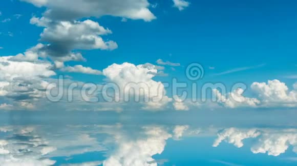 未来主义背景包括时间流逝剪辑白色蓬松云在蓝天及其反射视频视频的预览图