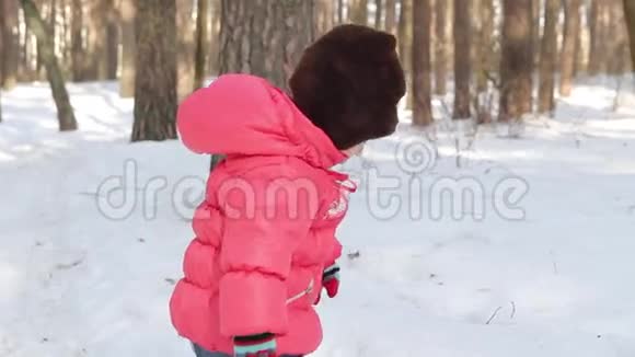 金发女孩扔雪视频的预览图