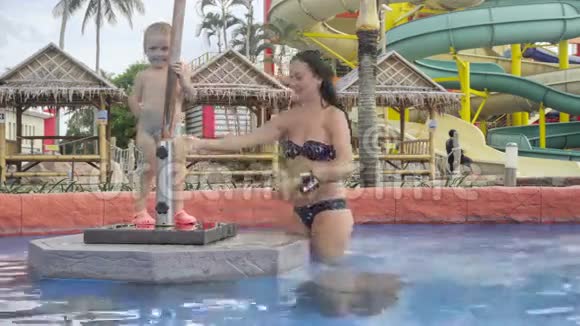 母女俩正在酒店的泳池酒吧里玩得很开心视频的预览图