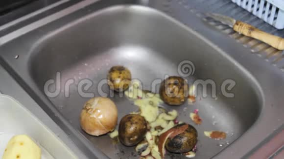 男人手洗土豆做饭视频的预览图