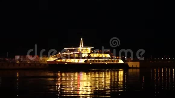 旅客观光船在夜间停靠码头视频的预览图