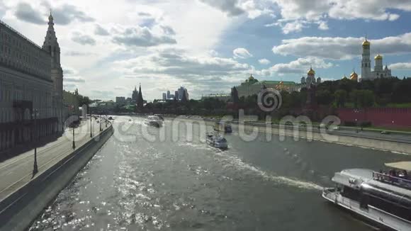 在晴朗的晴天莫斯科有几艘旅游船BolshoyMoskvorestky桥景观视频的预览图