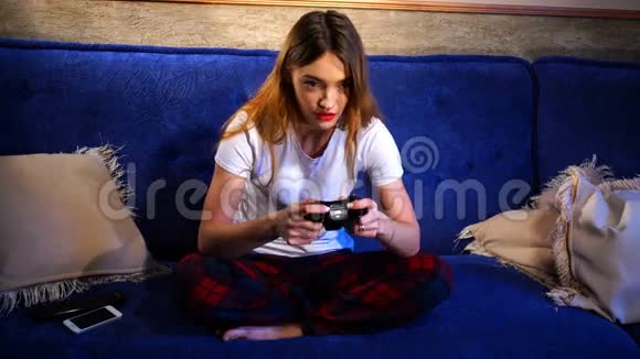 女孩坐着玩电脑游戏和聊天视频的预览图