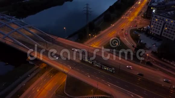 克拉科夫高速公路上的夜间交通一座横跨维斯图拉河的桥梁视频的预览图