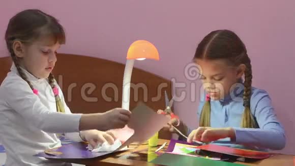两个孩子用剪刀剪彩纸视频的预览图
