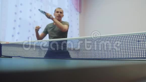 乒乓球正手概念慢动作录像焦点模糊的人打乒乓球运动乒乓球运动视频的预览图