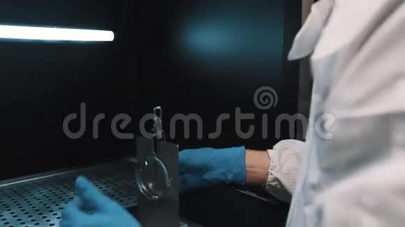 科学家在实验室用金属照明箱管理镜片视频的预览图