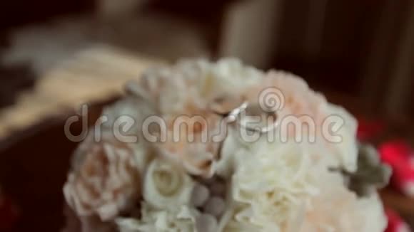 婚礼戒指躺在花束上视频的预览图