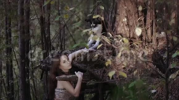 站在树下的野姑娘手里拿着一只狼的爪子视频的预览图