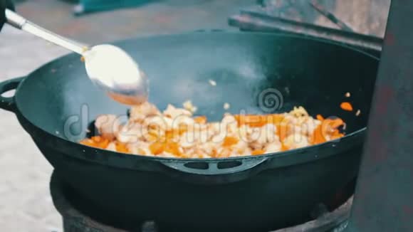 最美味的乌兹别克皮拉夫与胡萝卜米饭和肉是在节日食品场的大浴缸酿造视频的预览图