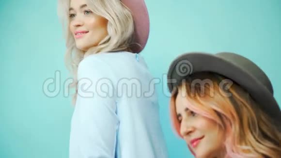 在镜头后面两个模特女孩正在为一名摄影师摆姿势视频的预览图