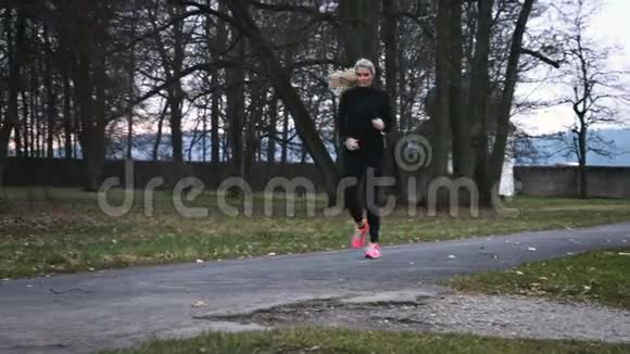 女人在秋天公园慢跑视频的预览图