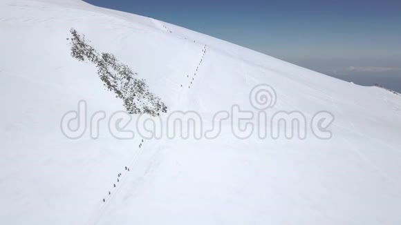 极限旅游在雪山河谷鸟瞰冬季登山视频的预览图