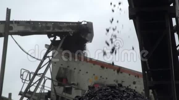 一个煤从地下掉下来的特写镜头视频的预览图