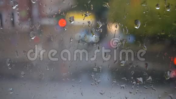 街道上滚滚的雨滴从窗外眺望视频的预览图