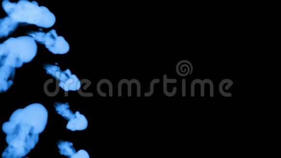 许多流动的荧光蓝墨水或烟雾隔离在黑色的缓慢运动颜色在水中打开使用墨水视频的预览图