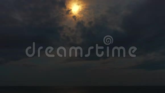 夜空中有月亮越过海洋专业延时无闪烁视频的预览图