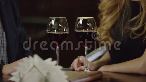 一对夫妇在餐馆里品尝红酒视频的预览图