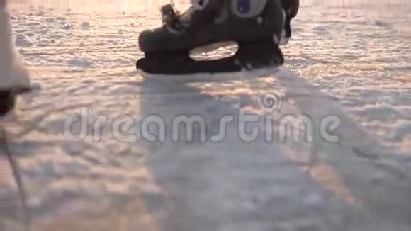 孩子们在冰湖上滑冰视频的预览图