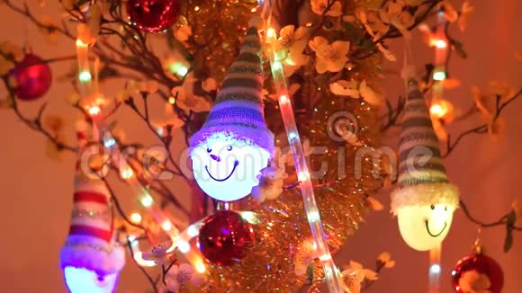 圣诞树上挂着的装饰品樱花浅深的田野照相机的移动视频的预览图