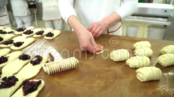 女面包师用面团做面包视频的预览图