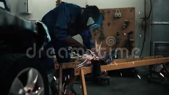 焊接机器部件视频的预览图