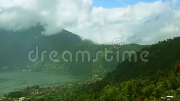巴图尔湖和金塔马尼山和阿贡景观视频的预览图