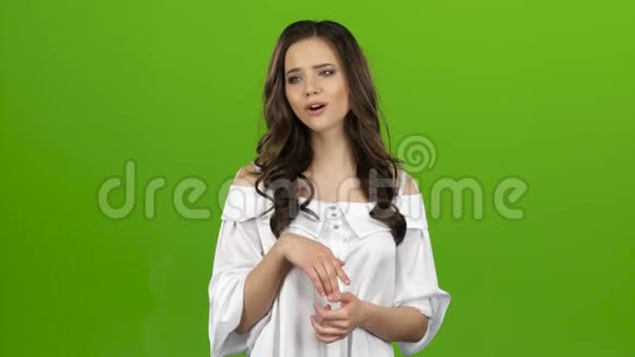 女孩送吻给别人挥动她的手绿色屏幕视频的预览图