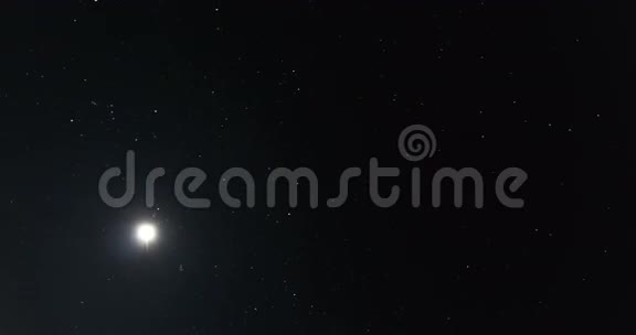 月亮和星星在夜空中飞翔视频的预览图