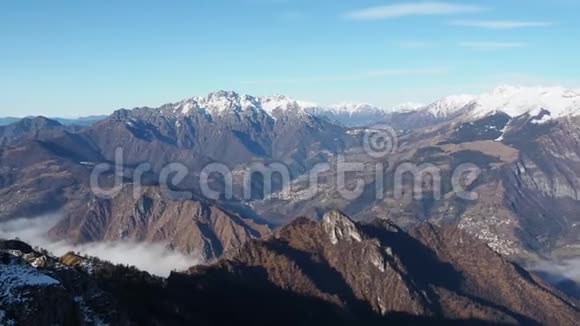 在一个晴朗而蔚蓝的日子里从空中俯瞰奥罗比阿尔卑斯山山上新雪法诺山全景视频的预览图