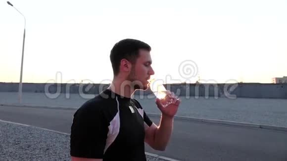 运动员跑步后饮水慢动作视频的预览图
