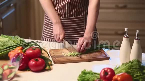 在厨房里切蔬菜的女性手多利射击视频的预览图