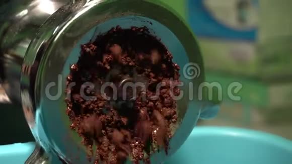 研磨过程可可蚕食被磨成可可团未加糖的巧克力视频的预览图