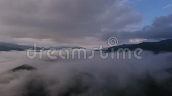 美丽的飞越云与傍晚的早晨艾里拉女士的云安第斯山脉视频的预览图