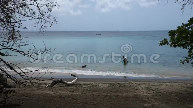 一对夫妇在加勒比海享受美丽的海滩视频的预览图
