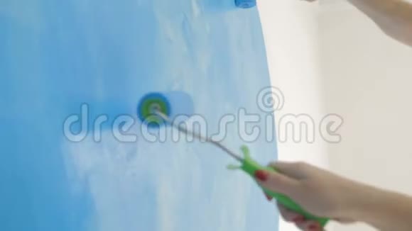 幸福的年轻家庭和小女儿画墙视频的预览图