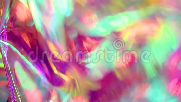 全息发光表面鲜艳的彩色全息图背景带有多种颜色的皱纹抽象纹理视频的预览图