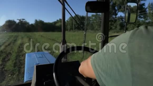 马铃薯收获过程中农民驾驶拖拉机在马铃薯田上行驶视频的预览图