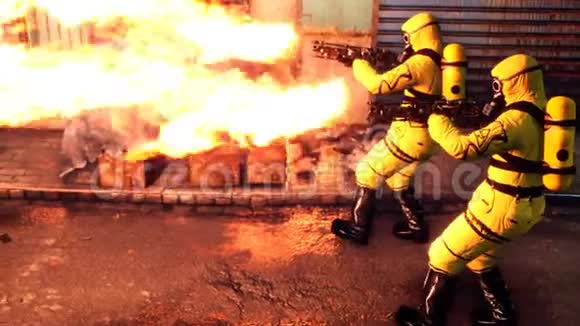 穿黄色防护服的人用喷火器消毒感染区域穿着细菌服和毒气的男人视频的预览图