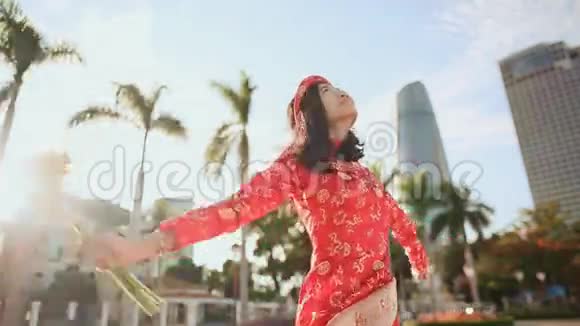 穿着传统越南服装的女孩旋转着高兴地开着黄花岘港市中心视频的预览图