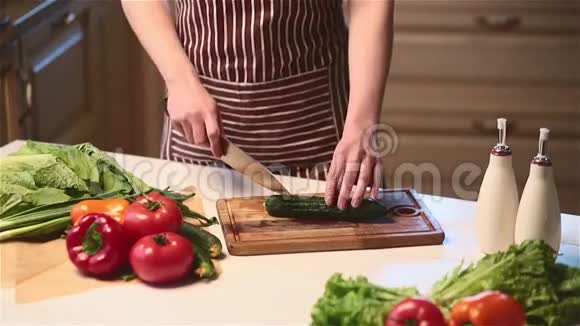 女人切黄瓜雌性手切绿色黄瓜环一把大刀视频的预览图