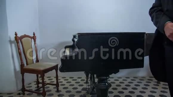 浪漫的作曲家坐在钢琴前视频的预览图