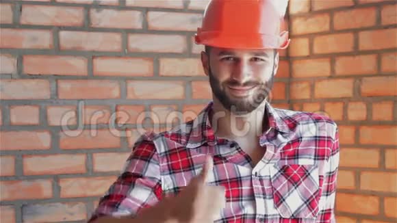 建筑工人在建造中的建筑中表现出良好的品质视频的预览图