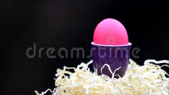 紫色蛋杯中的复活节彩蛋视频的预览图