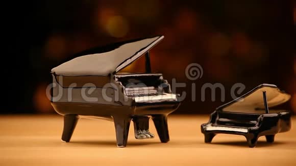 黑色钢琴木桌金色薄纱反光视频的预览图