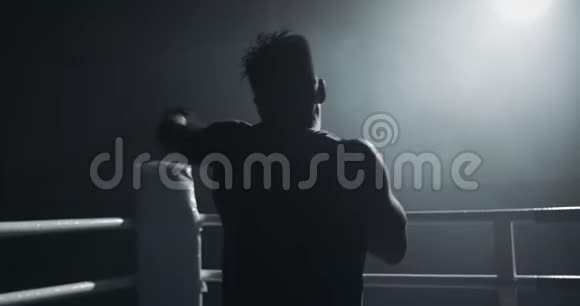 男子拳击手在黑暗中训练慢动作剪影拳击概念视频的预览图