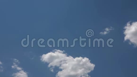 积云背景上一片晴空视频的预览图