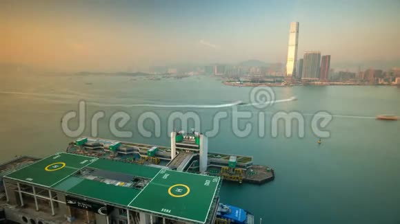 香港屋顶上的直升机停机坪视频的预览图