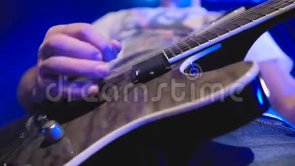 音乐家演奏电吉他旋律琴弦和右手靠近拾音器的细节视频的预览图