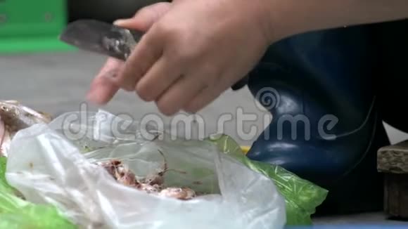 在越南河内的街道上切虾的女人手视频的预览图